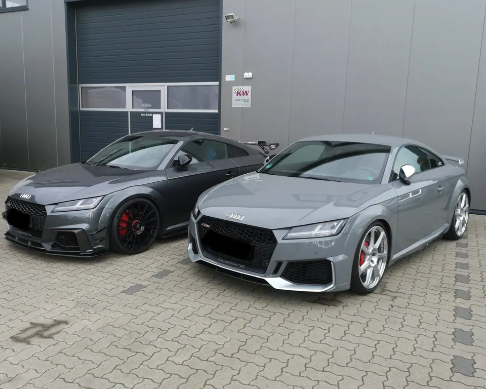 RS-Modelle auf regennasser Straße